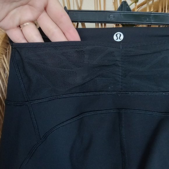 Lululemon Cropped Leggings with mesh details Sz 6 - Picture 4 of 9